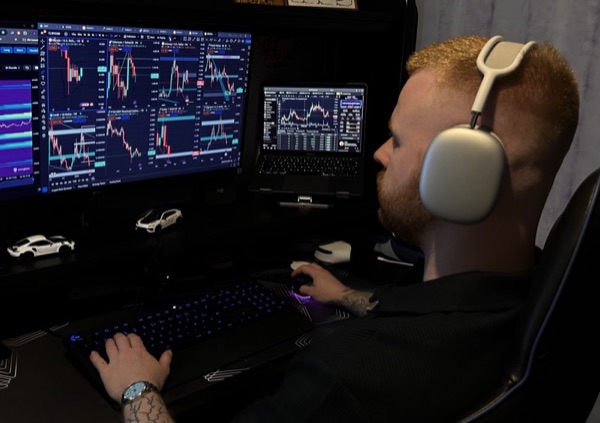 Philipp Blum am Trading-Setup, 2026